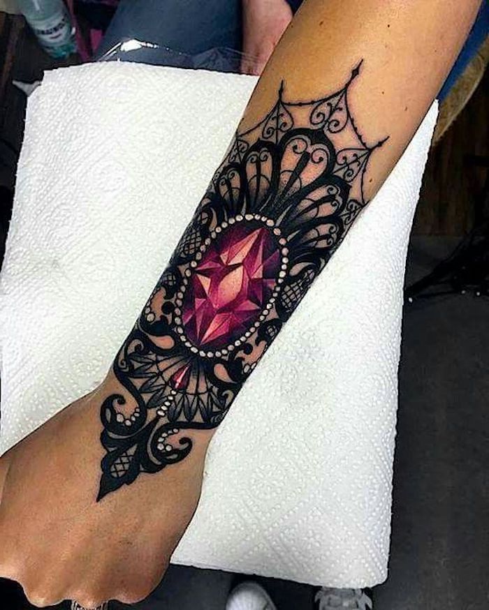 img/maedchen-tattoo-am-oberen-inneren-arm.jpg