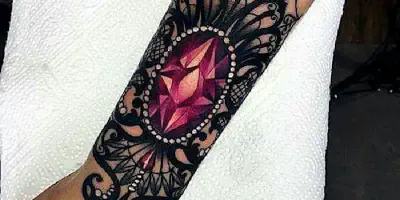 Das Mädchen-Tattoo am oberen inneren Arm