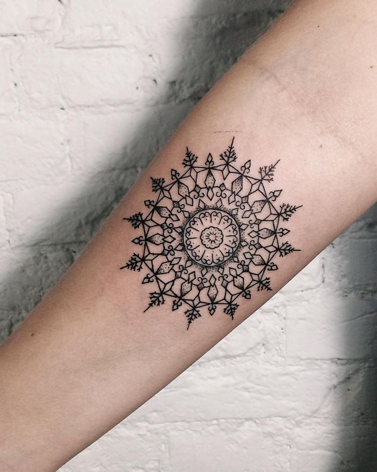 img/mandala-arm-tattoo-bedeutung.jpg
