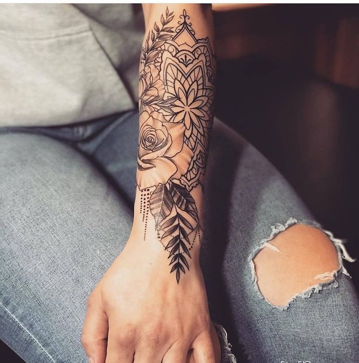 img/mandala-blume-arm-tattoo.jpg