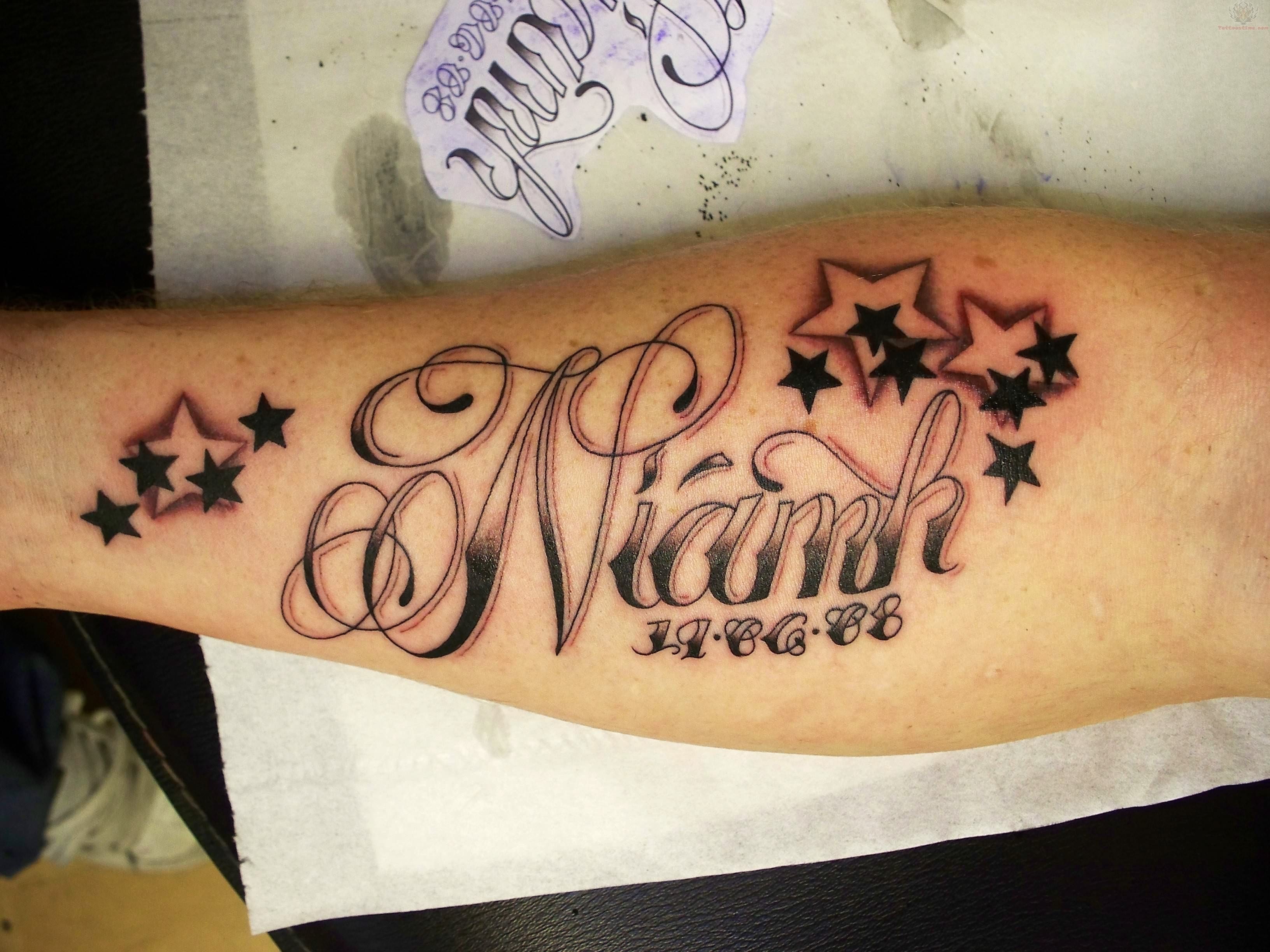 img/name-auf-arm-tattoo-designs-alles-was-sie-wissen-mussen.jpg