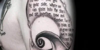 Der Albtraum vor Weihnachten: Arm Tattoo