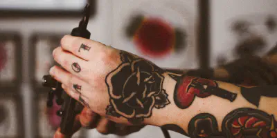 Wie schmerzhaft ist ein Tattoo am Oberarm?