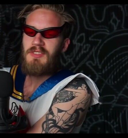img/pewdiepie-oberarm-tattoo-bedeutung-und-geschichten.jpg