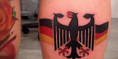 Die Bedeutung einer roten Linie Arm Tattoo