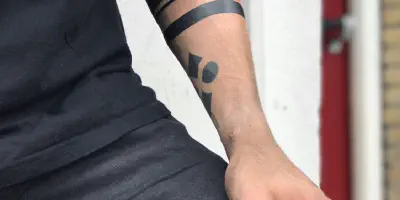 Die Bedeutung von roter Tinte für Arm-Tattoos