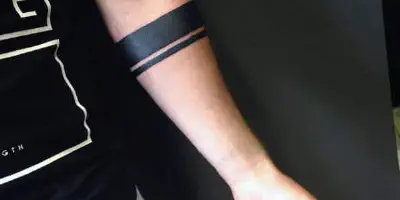 Der Ring um den Arm Tattoo: Bedeutung und Design-Ideen
