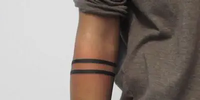 Ringe um Tattoo am Arm