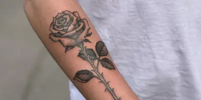 Der Preis für ein Rosen-Tattoo am Arm