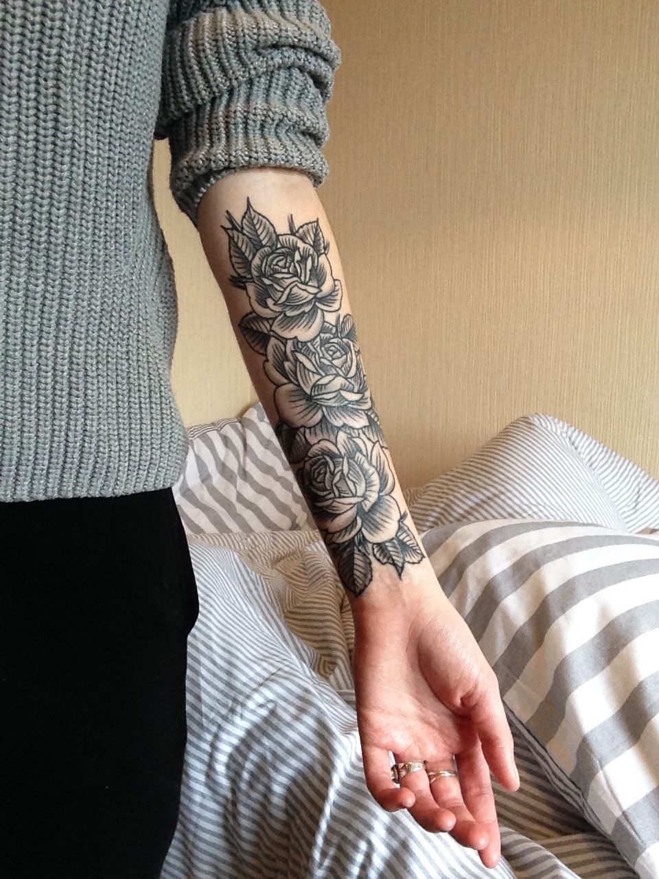 img/rose-blumentattoo-am-arm.jpg