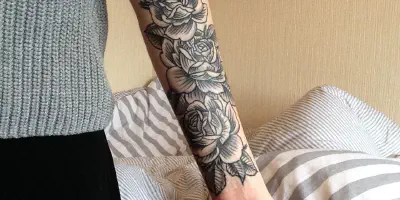 Rose Blumentattoo am Arm