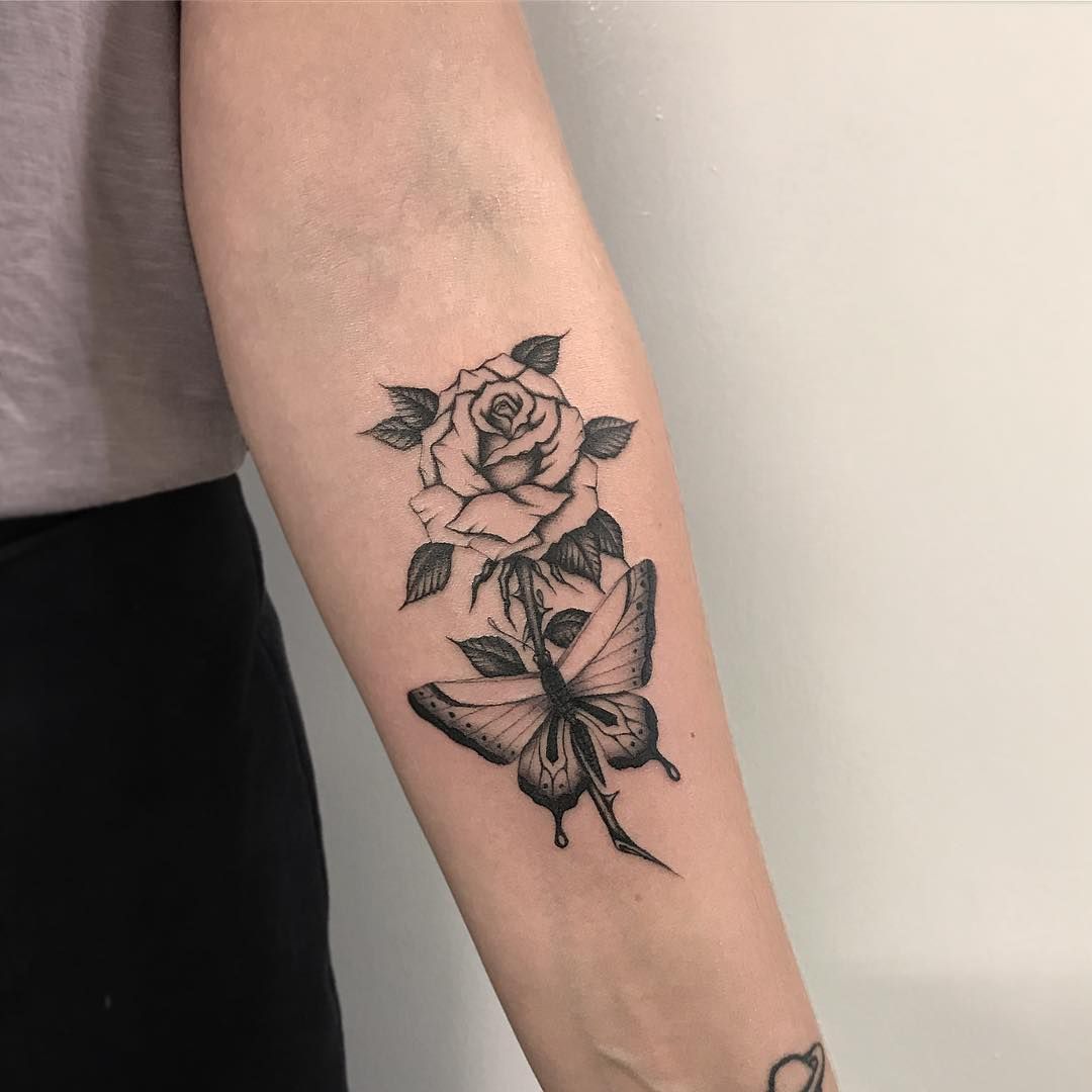 img/rose-schmetterling-arm-tattoo.jpg