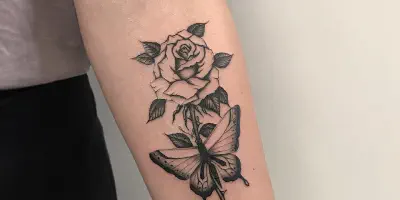 Die Bedeutung einer Rosen-Schmetterling-Arm-Tätowierung