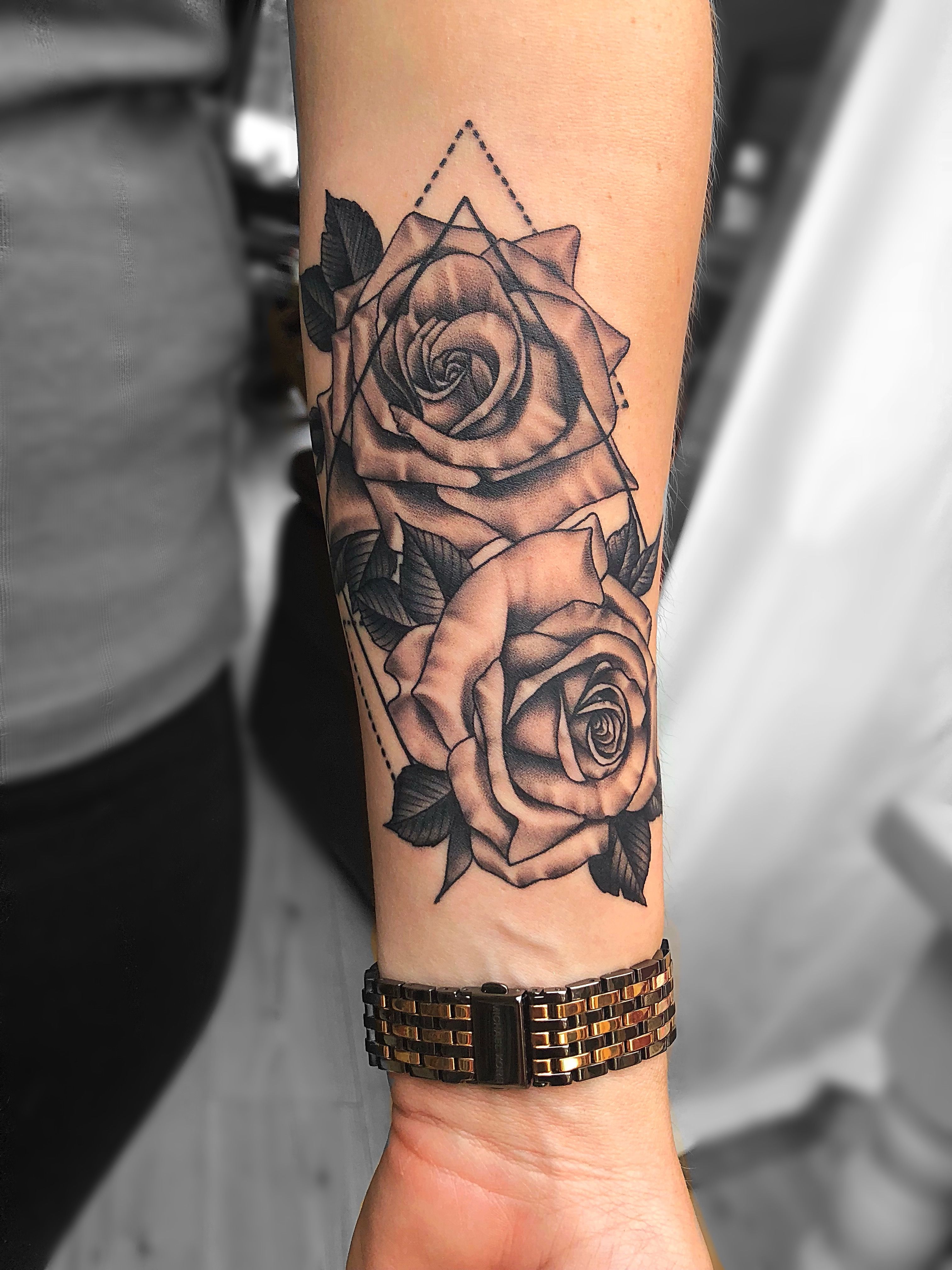 img/rosen-fuer-arm-tattoos-symbolik-und-stile.jpg