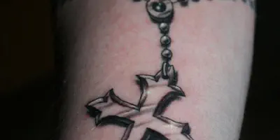 Der Rosenkranz um den Arm tätowiert