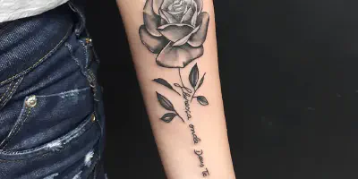 Schädel und Rosen Oberarm Tattoo
