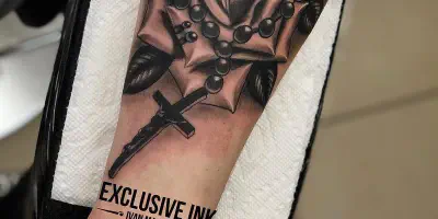 Schädel- und Rosenarm-Tattoo