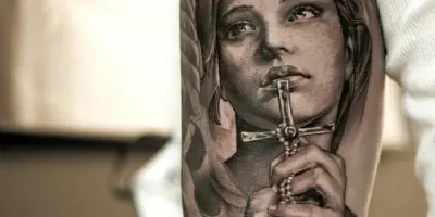 Der Schmerzlevel einer Oberarm-Tätowierung