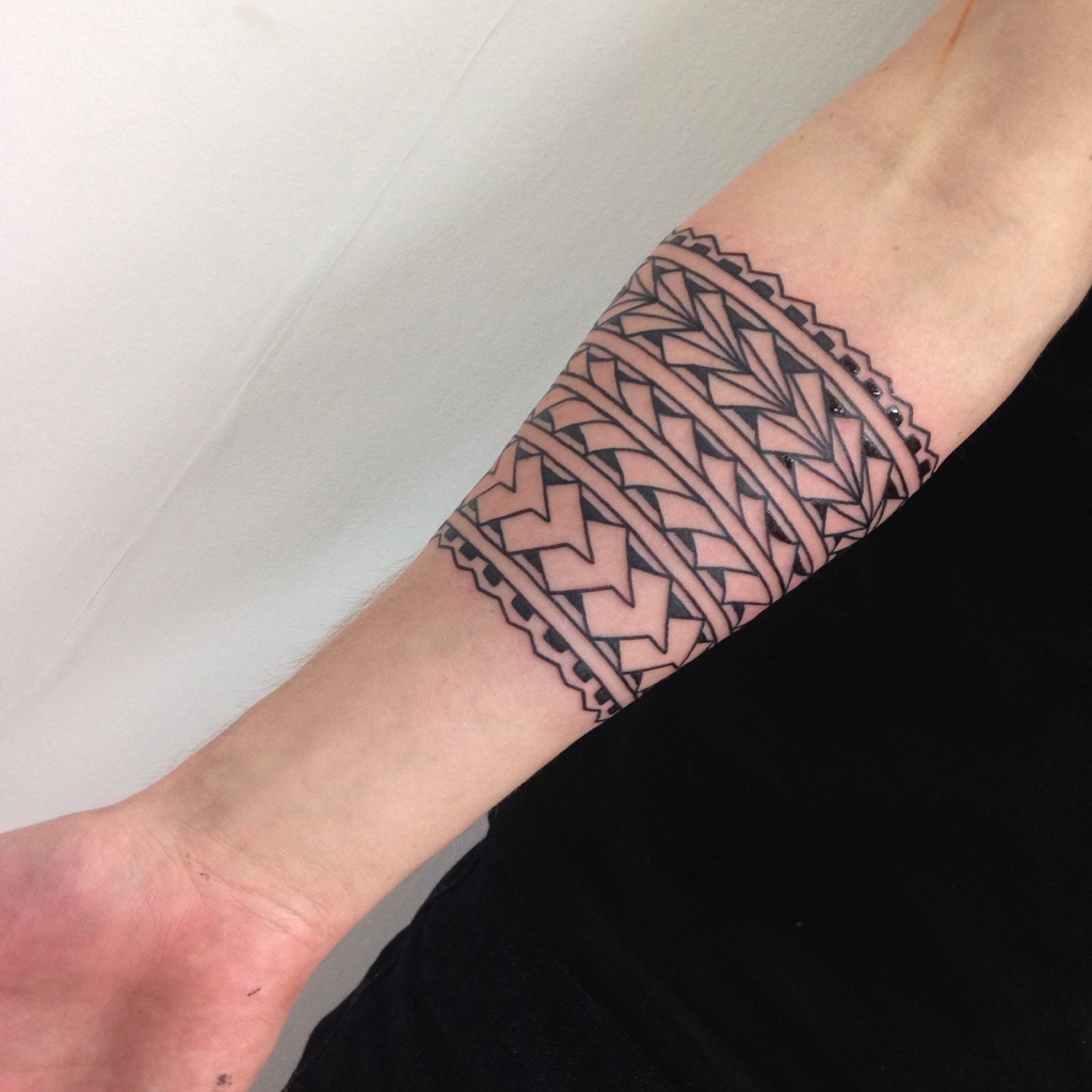 img/schwarzes-armband-tattoo.jpg