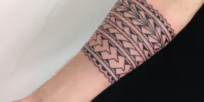 Schwarzes Armband-Tattoo: Bedeutungen und Designs