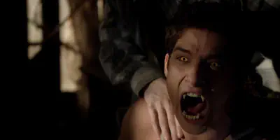 Scott McCall Tattoo am Arm: Bedeutung und Hintergrund