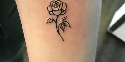 Kleines Arm-Tattoo mit Blume