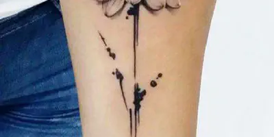 Astförmiges Sonnenblumen-Tattoo auf dem Unterarm