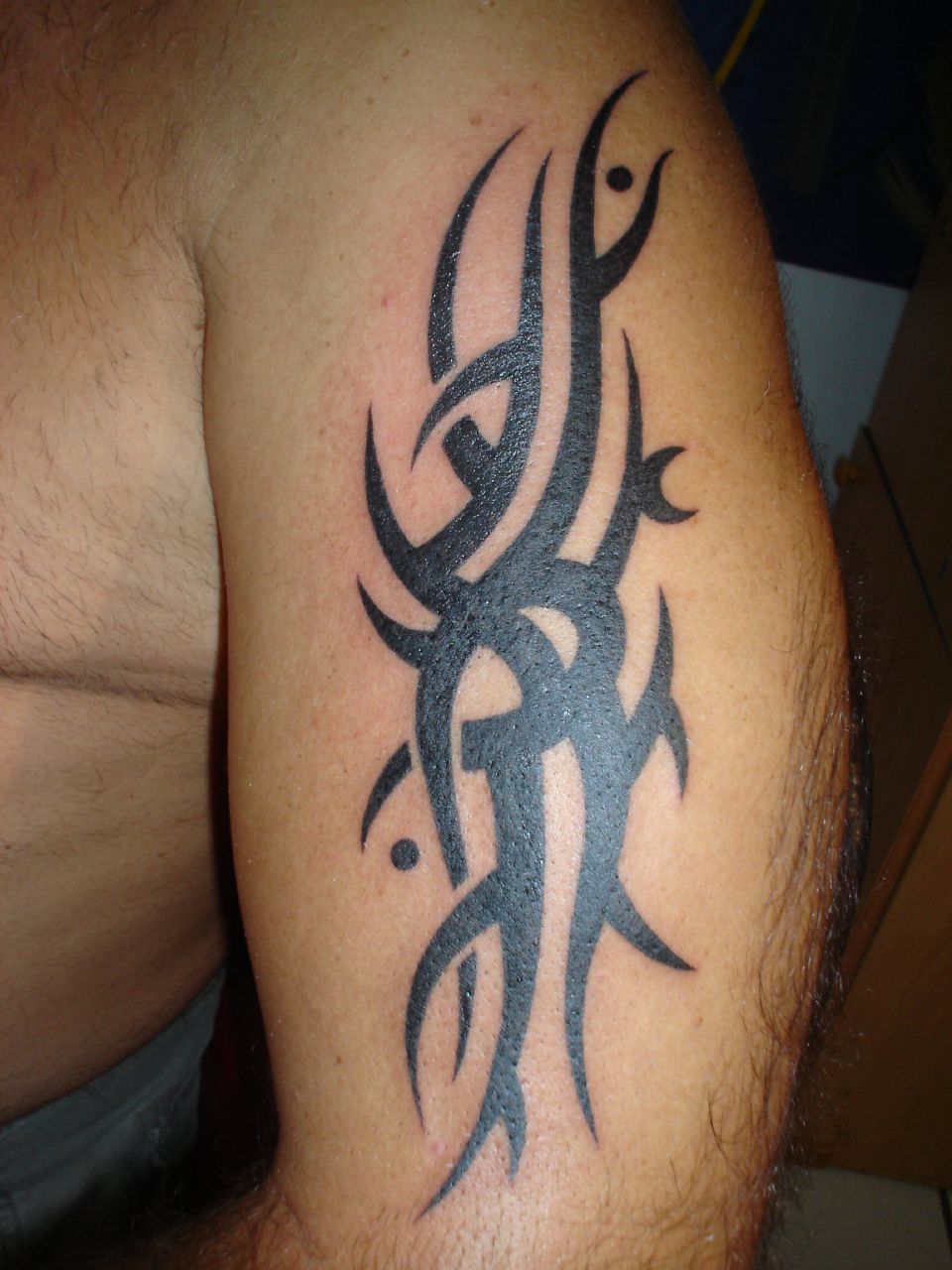 img/tribal-arm-tattoo-cover-up-wie-man-ein-altes-tattoo-effektiv-verdeckt.jpg