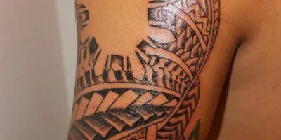 Tribal Oberarm Tattoo: Bedeutung, Designs und Pflege
