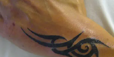 Tribal Sonnenarm-Tattoo