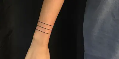 Tropfenförmiges Arm Tattoo: Bedeutung und Designs