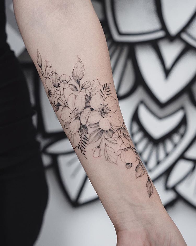 img/upper-arm-tattoo-blumen.jpg