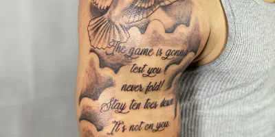 Ein umfassender Leitfaden für Oberarm-Tattoos für Männer