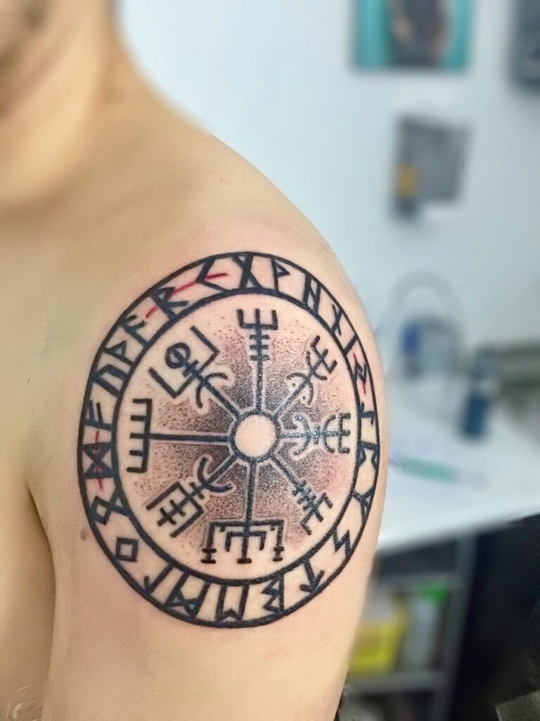 img/vegvisir-arm-tattoo.jpg