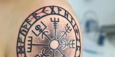 Vegvisir Arm Tattoo: Bedeutung, Designs, und Tipps