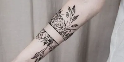 Verschiedene Arten von Unterarm-Tattoos