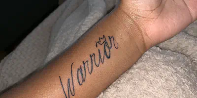 Was bedeutet das Arm-Tattoo von Pocahontas?