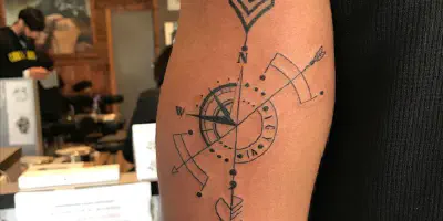 Was tun, wenn der Oberarm-Tattoo anfängt zu hängen?