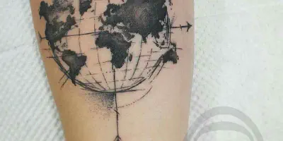 Die Bedeutung einer Weltkarte als Arm-Tattoo